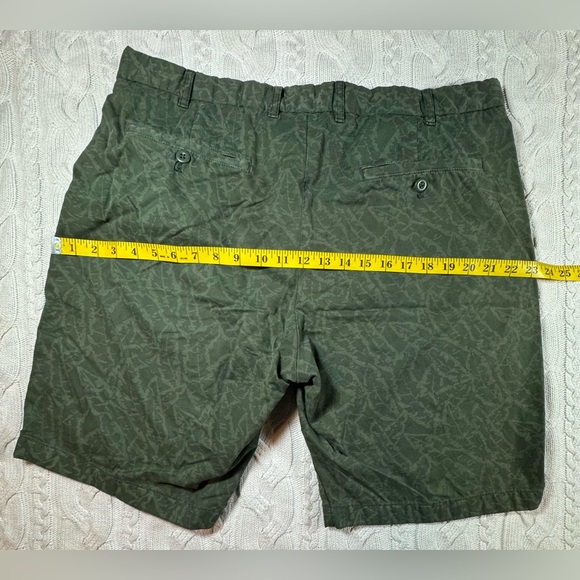 BOGO—UNIQLO Flat Front Green Banana Leaf Print Shorts - Picture 6 of 8